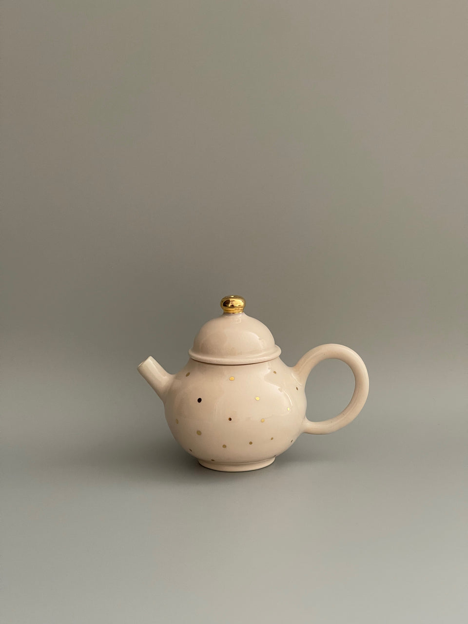 Snow Gold Polka dot Teapot Round